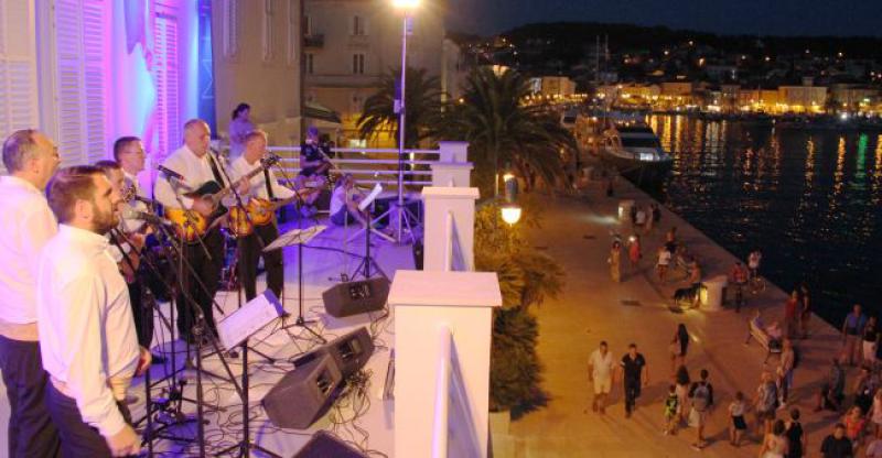 PODIGNITE POGLED PREMA LOŠINJSKIM BALKONIMA Mogao bi vam netko zapjevati