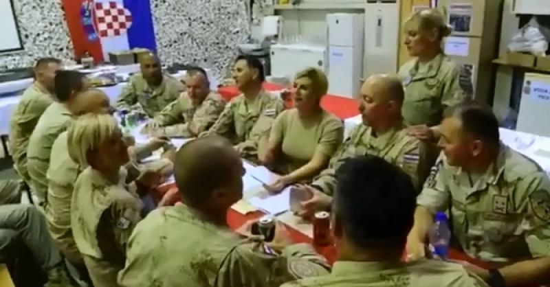 (VIDEO) PREDSJEDNICA OPET ZAPJEVALA Ovaj put s vojnicima ‘popevala’ ‘Pod brajde’