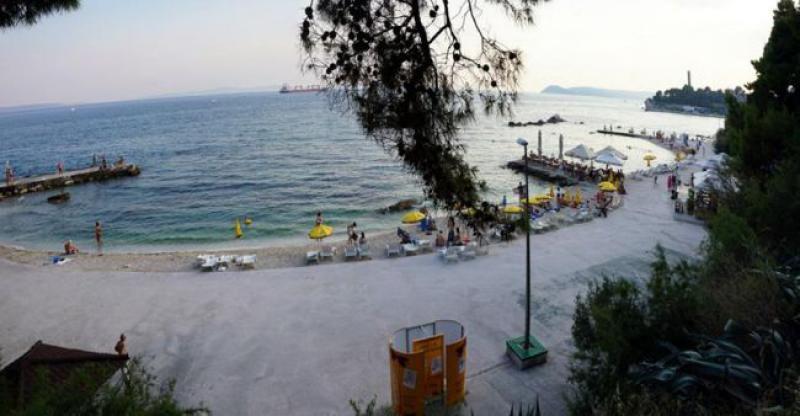 PREBILI ENGLEZE NA SPLITSKOJ PLAŽI Grupa mladića sjurila na plažu i počela cipelariti turiste koji su se sunčali