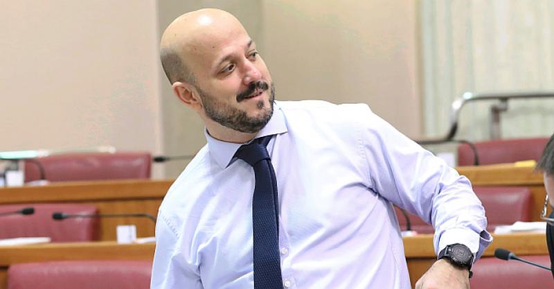 (VIDEO) SDP-OVAC POKLONIO MINISTRU CVIJEĆE Na zasjedanju Hrvatskog sabora