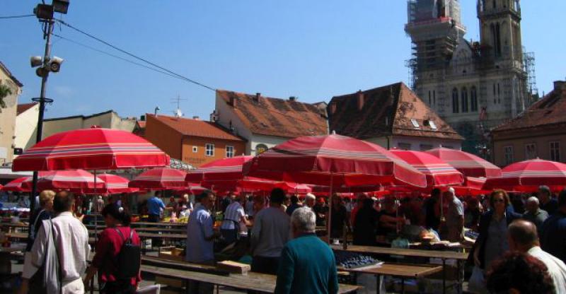 MILORAD PUPOVAC NAPADNUT NA ZAGREBAČKOJ TRŽNICI Pogodili ga ostatcima hrane; Osude sa svih strana