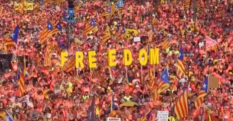 (VIDEO) NAPETO U BARCELONI Oko 180.000 ljudi na ulicama, zagovornici odcjepljenja se tukli s policijom: 'Niti zaboraviti, niti oprostiti'