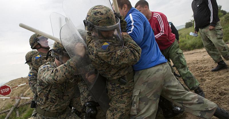 POLICIJA MORALA PUCATI Žestoka masovna tučnjava u imigrantskom kampu u Bihaću