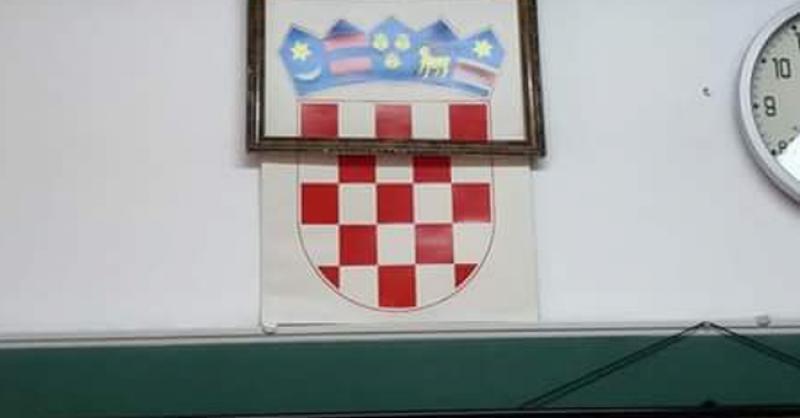 HRVATSKI GRB ISKLIZNUO IZ OKVIRA Pogodite što (odnosno tko!) se nalazilo iza njega