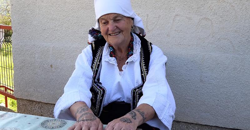 (VIDEO) TETOVIRANJE JE DANAS TREND Upoznajte ‘hrvatske cure’ iz Bosne koje su to radile prije puno desetljeća