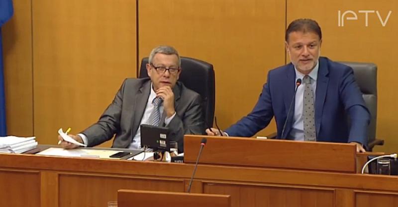 (VIDEO) ZASTUPNIK ISTRESAO 'SMEĆE' PRED JANDROKOVIĆA 'Dajte, molim vas, pokupite ovo...'
