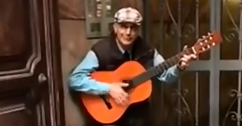 SVE ŠTO TREBATE ZA RASPOLOŽENJE DANAS je pogledati video i poslušati ovog fenomenalnog uličnog svirača