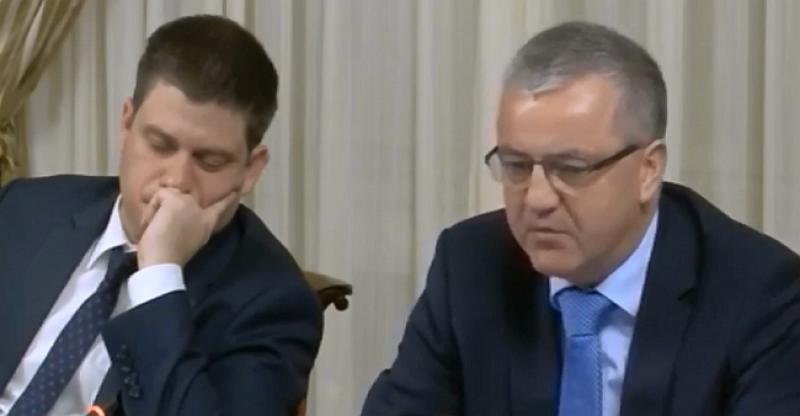 (VIDEO) MINISTAR 'UBIO OKO'? Čini se da je Butković na sjednici Vlade malo zaspao