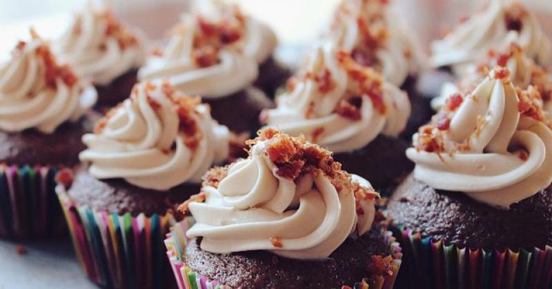 MUFFINI S KOMADIĆIMA Čokolade i borovnicama