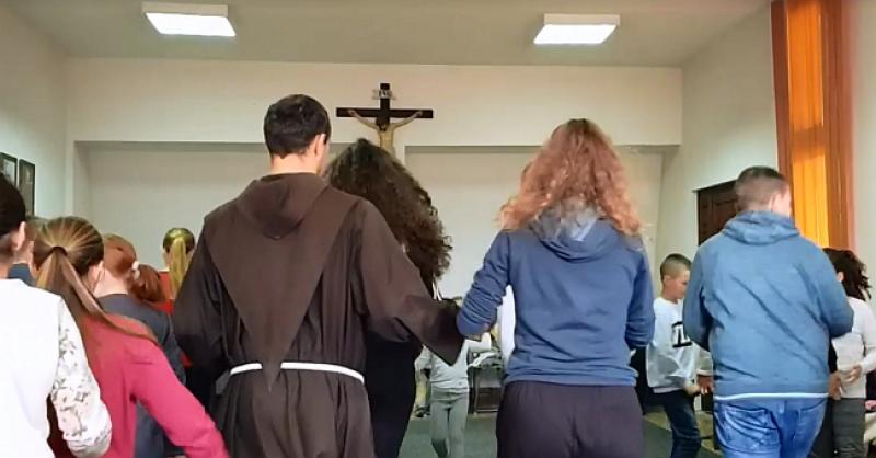 (VIDEO) RASPLESANI FRATAR Ma kakav Fred Astaire, pogledajte kako to radi fra Julijan iz Ovčareva