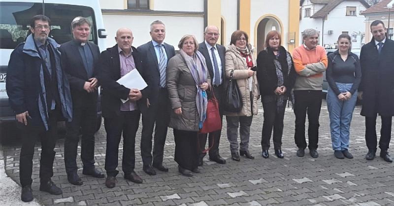 HRVATSKI DUŽNOSNICI POSJETILI PRIJEDOR I BRIŠEVO Hrvatima treba srediti ceste, obnoviti kuće, a neki nemaju ni struje