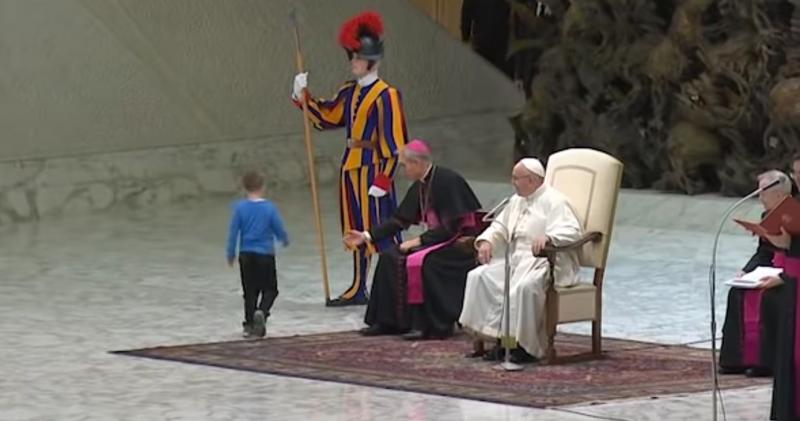 (VIDEO) DJEČAK ODUŠEVIO PAPU FRANJU Prošao je sva osiguranja kako bi provjerio je li gardist živ