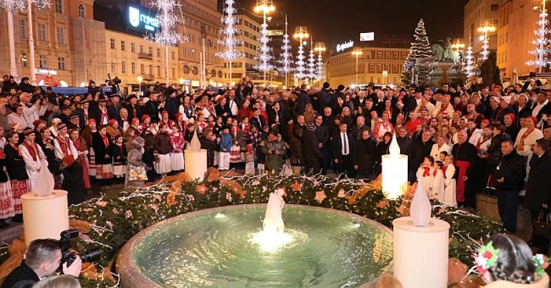 OTVOREN ADVENT U ZAGREBU Predsjednica otvorila 'Božićnu bajku', pozvala sve na Prekrižje
