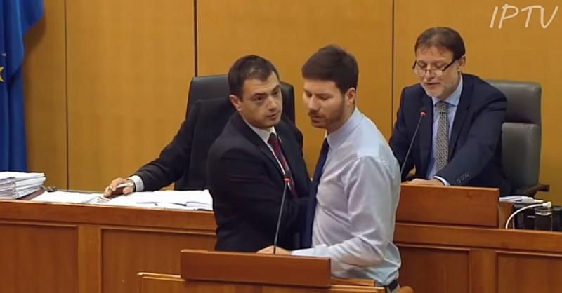 (VIDEO) NOVI INCIDENT U SABORU Pernara straža izvela van