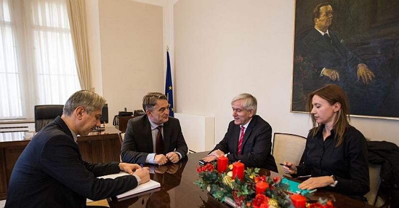 KOMŠIĆ U URED VRATIO TITA Izbacio zastavu Herceg-Bosne