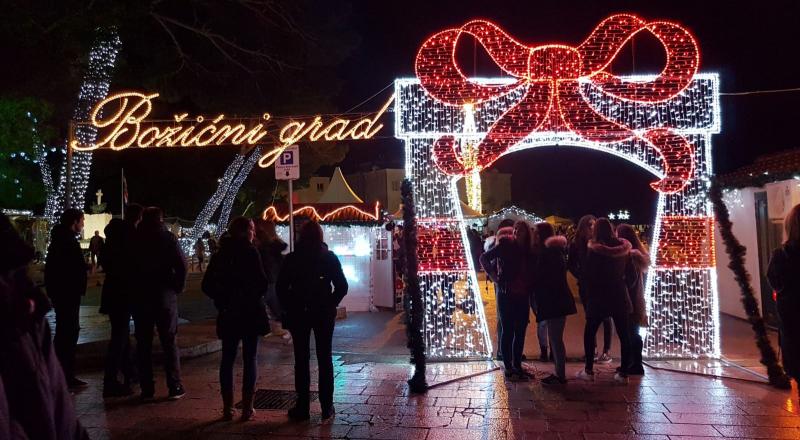 (FOTOGALERIJA) ČAROLIJA ADVENTA NA JUGU HRVATSKE Božićni grad u Makarskoj