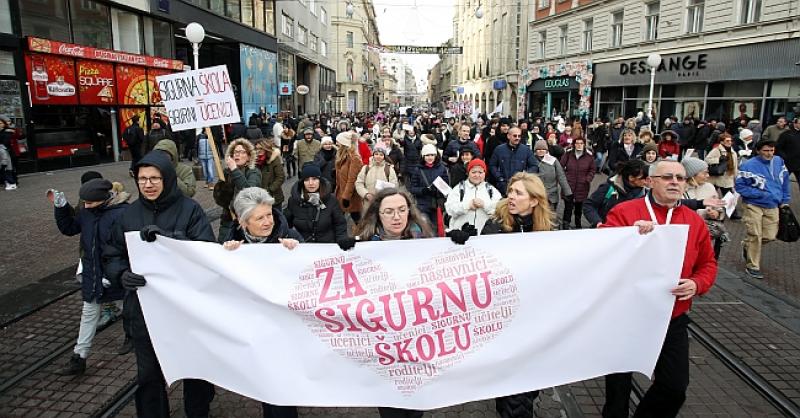 (VIDEO) TISUĆE PROSVJEDNIKA NA ULICAMA ZAGREBA Uputili poruku 'ljudima u grijanim uredima i foteljama, koji ne rade jer je vikend'