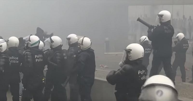 (VIDEO) ŽESTOKI PROSVJED PROTIV MARAKEŠKOG SPORAZUMA Policija u Bruxellesu vodenim topovima i suzavcem na prosvjednike