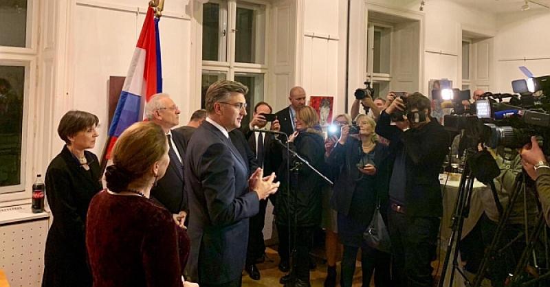 HOĆE LI PLENKOVIĆ ZAPLESATI? Austrijski Hrvati uručili mu poziv na Hrvatski bal
