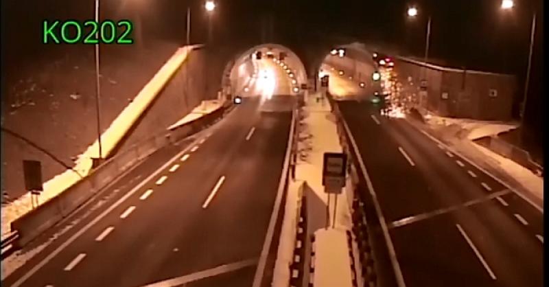 (VIDEO) SREĆA U NESREĆI Auto 'poletio' i zabio se u strop tunela, vozač je imao anđela čuvara