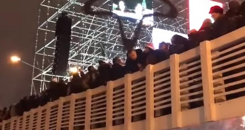 (VIDEO) RUSIJA Drveni most popustio pod gomilom ljudi na dočeku