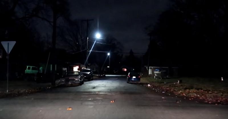 (VIDEO) JEZIVO Vozio se najgorim dijelom najopasnijeg američkog grada u novogodišnjoj noći