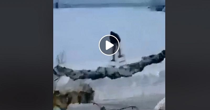 (VIDEO) ONO KAD JE SNIJEG TOLIKO VISOK Da izmisliš način hodanja kroz njega kojem se smije cijeli svijet