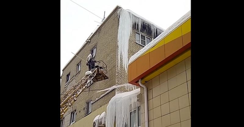 (VIDEO) 'MAJSTORI' UKLANJALI OGROMNE LEDENE SIGE Nije teško pogoditi kako je to završilo