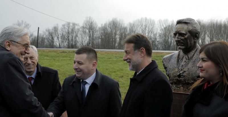 OTVOREN NOVOUREĐENI TRG Dr. Franje Tuđmana i otkriven spomenik prvom predsjedniku RH