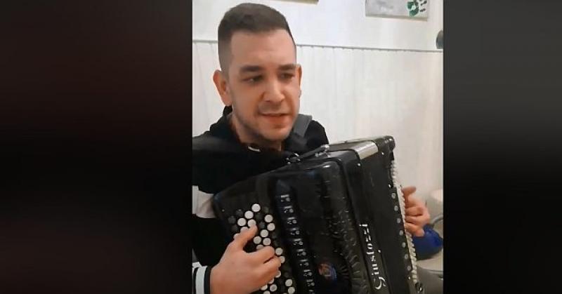 (VIDEO) MAESTRO NA HARMONICI Odsvirao popularnu pjesmu na hrvatski, srpski, bosanski, slovenski, crnogorski i makedonski način