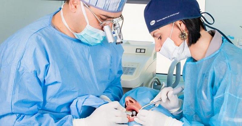 NAJBRŽE RJEŠENJE ZA VAŠ SAVRŠENI OSMIJEH Znate li što je to metoda All-on-4?