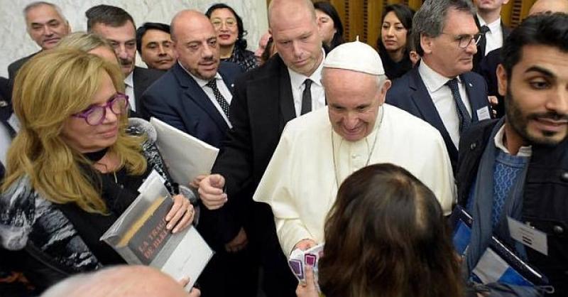 ARGENTINSKA HRVATICA SUSRELA PAPU FRANJU Predala mu knjigu o Bleiburgu i zamolila ga dvije stvari