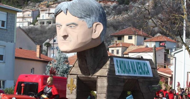 ČAPLJINA Velika lutka s Komšićevim likom bit će spaljena na maškarama