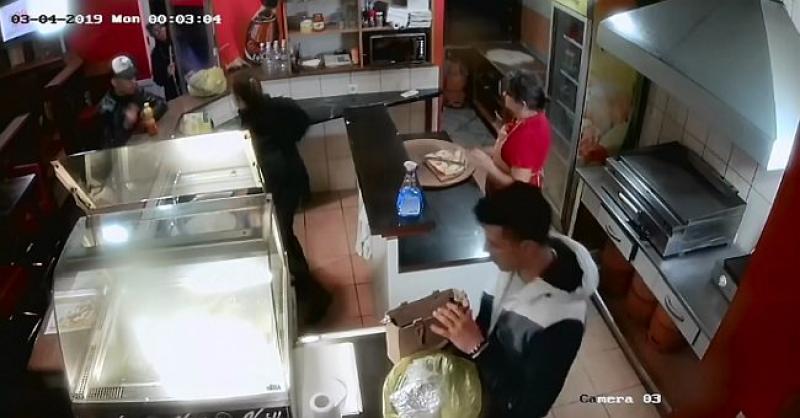 (VIDEO) UHVAĆENI Nadzorna kamera snimila migrante kako kradu iz torbice u Čapljini