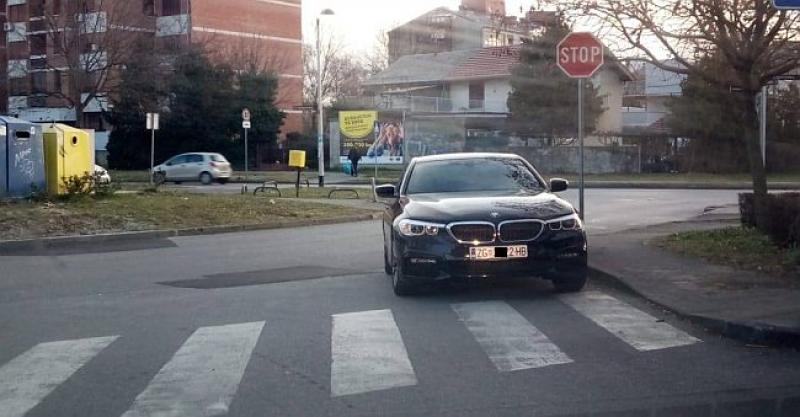 FOTO VIJEST Neviđena arogancija vozača skupog automobila: 'Frajer se svakodnevno ovako parkira'