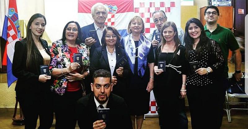 PARAGVAJSKI HRVATI DOBILI HRVATSKE PUTOVNICE Zaželjeli dobrodošlicu novoj veleposlanici