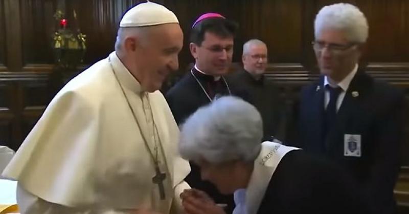 (VIDEO) PAPA IZMICAO RUKU Onima koji su mu htjeli ljubiti prsten i opasno naljutio tradicionaliste