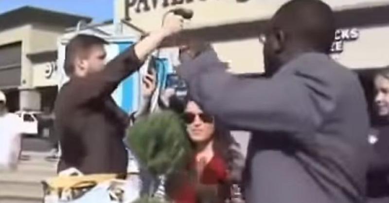 VIDEO Što biste učinili da vas dok mirno šećete ulicom okruži horda novinara i pita: 'Kako odgovarate na optužbe?'