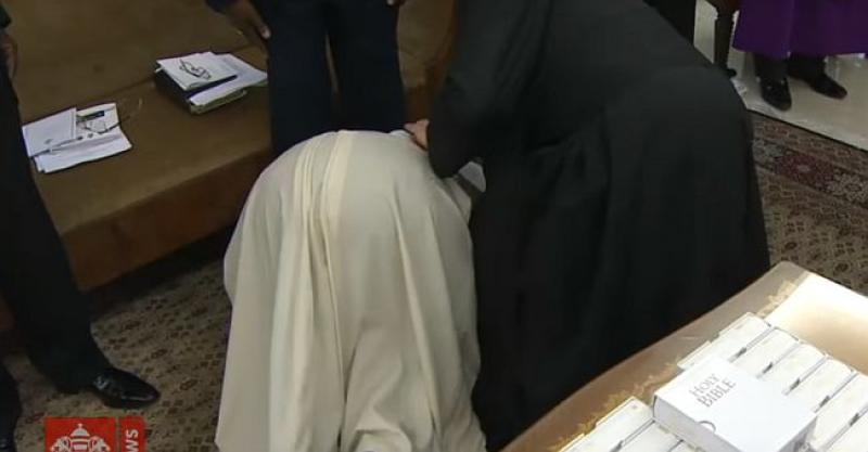 (VIDEO) NEZAPAMĆENA GESTA PAPE FRANJE Poljubio je stopala vođama Južnog Sudana