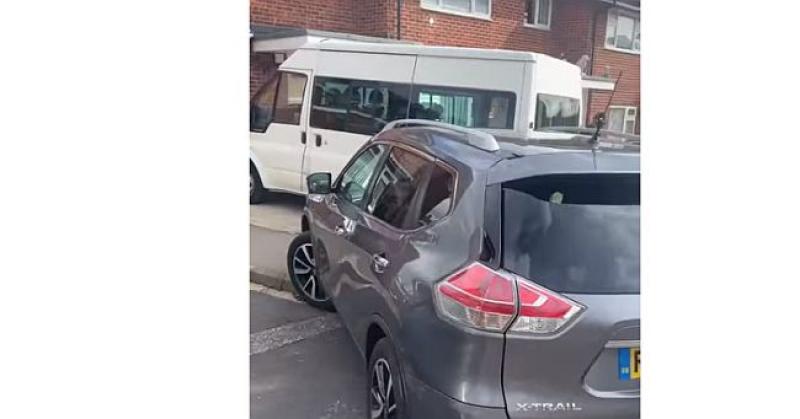 (VIDEO) SUDSKA SLUŽBENICA PARKIRALA INVALIDU NA PRILAZ Dočekalo je iznenađenje na autu