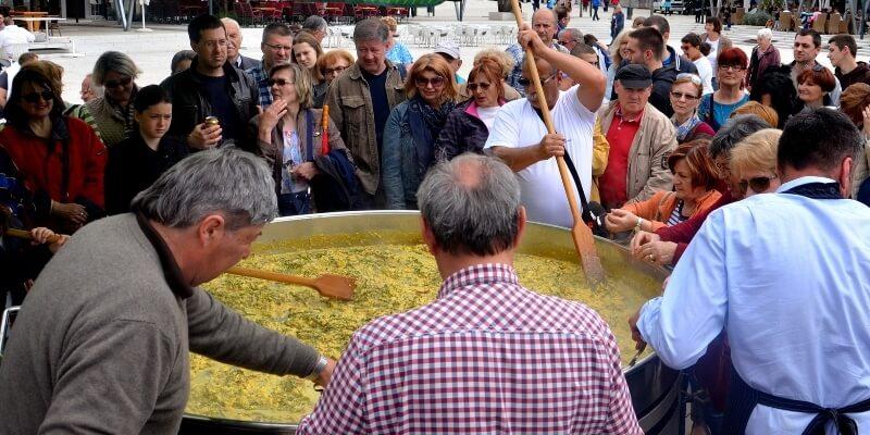 AM SAMSTAG, DEN 11. MAI In den Morgenstunden wird die Luft im Zentrum von Crikvenica (Kroatien) nach köstlichem Omelett mit grünem Spargel duften