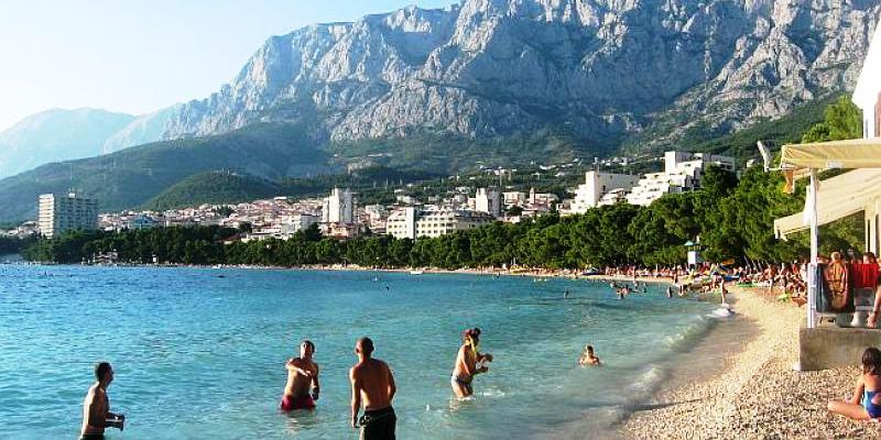 (VIDEO) MAKARSKA RIVIERA, KROATIEN Egal wie Sie zu dem Küstenland von Makarska kommen, stehen sie vor einem herrlichen Geschenk der Natur