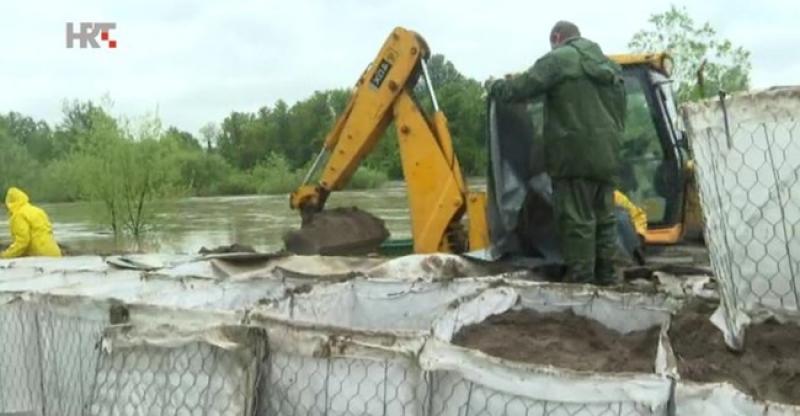 IZVANREDNO STANJE U HRVATSKOJ Diljem zemlje nabujale rijeke, u Kostajnici se brane kuće