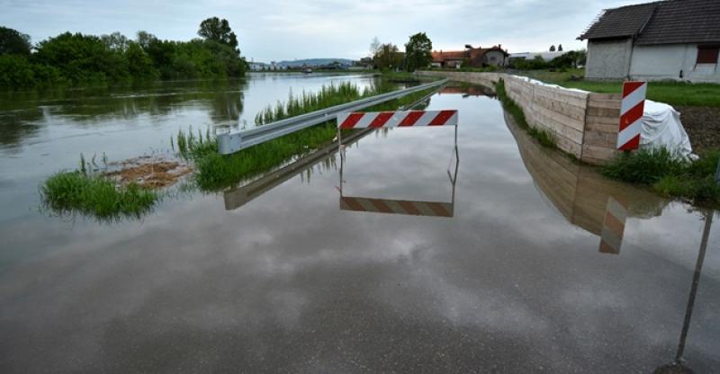 POPLAVE U HRVATSKOJ I BIH Visoki vodostaji i dalje prijete na sjeveru Bosne i Hercegovine, u Hrvatskoj vodostaji opadaju