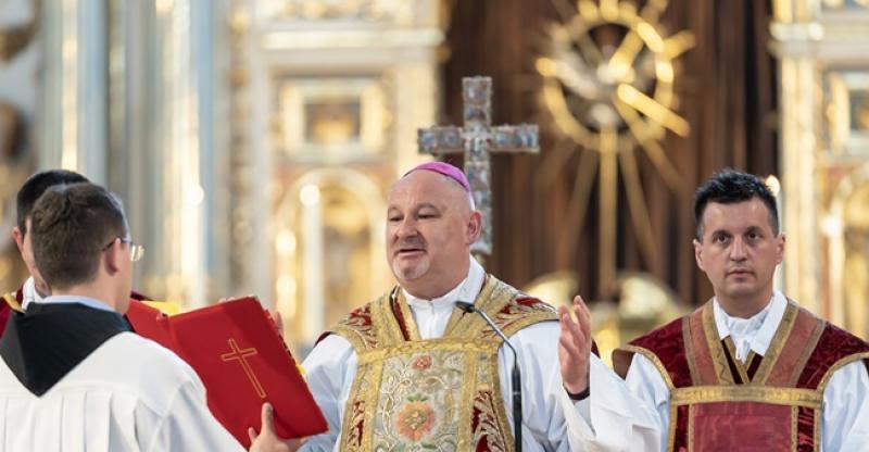 ZAJEDNIŠTVO HRVATSKIH ISELJENIKA I CRKVE Na krizmi u Münchenu okupilo se 2000 krizmanika i 3000 Hrvata