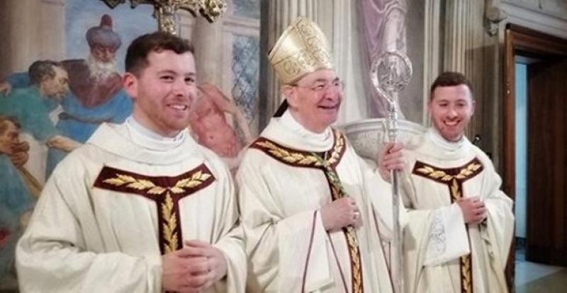 ČUDESNO U istom danu zaređena dva 26-godišnja brata blizanca