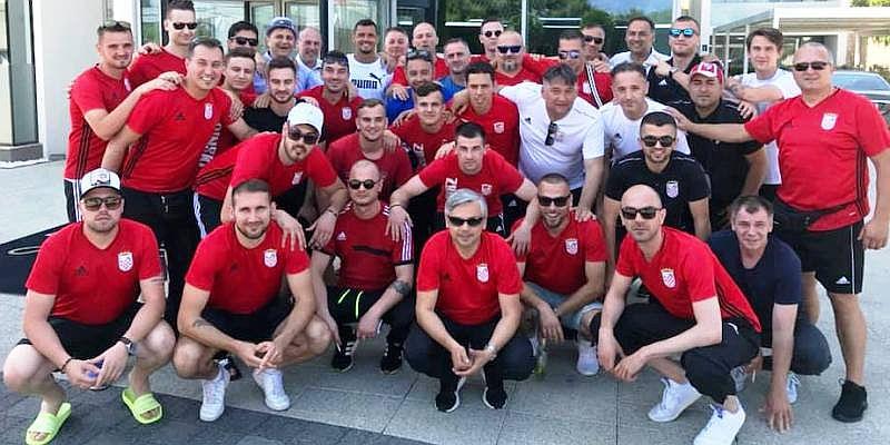FOTOGRAFIJA DANA Igrači KuSV Zrinski Waiblingen spremno pozirali s Dejanom Lovrenom, hrvatskim nogometašem koji nastupa za engleski Liverpool!