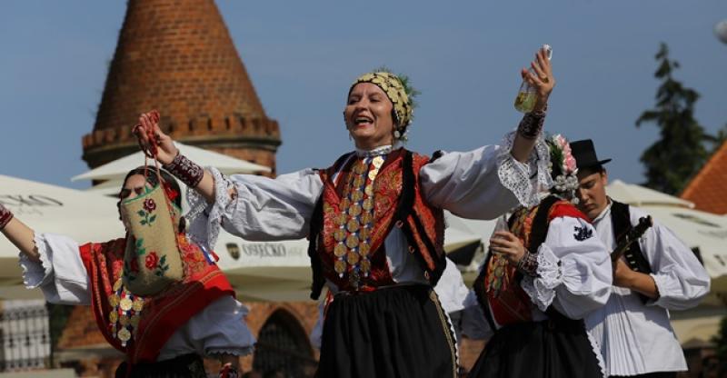 ĐAKOVAČKI VEZOVI Đakovom su prošetala i hrvatska kulturno-folklorna društva iz iseljeništva