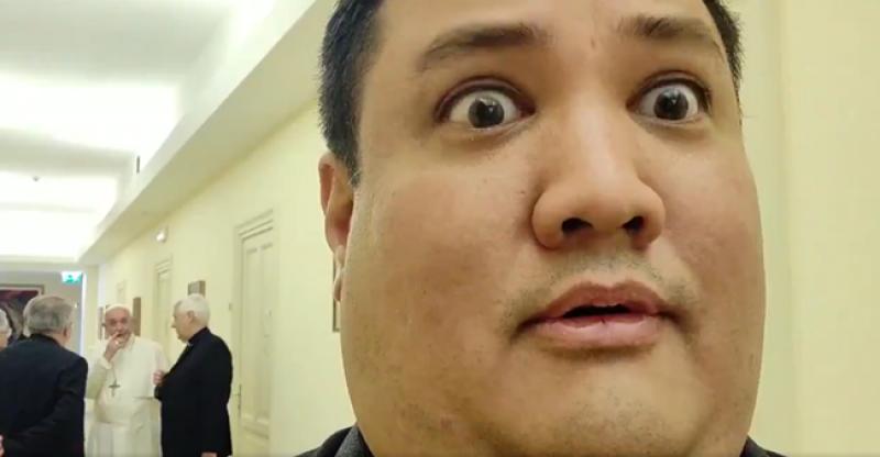 (VIDEO) SVEĆENIK NASMIJAO DRUŠTVENE MREŽE 'Kad se ujutro probudiš za jutarnju misu, a u kući ugledaš papu'