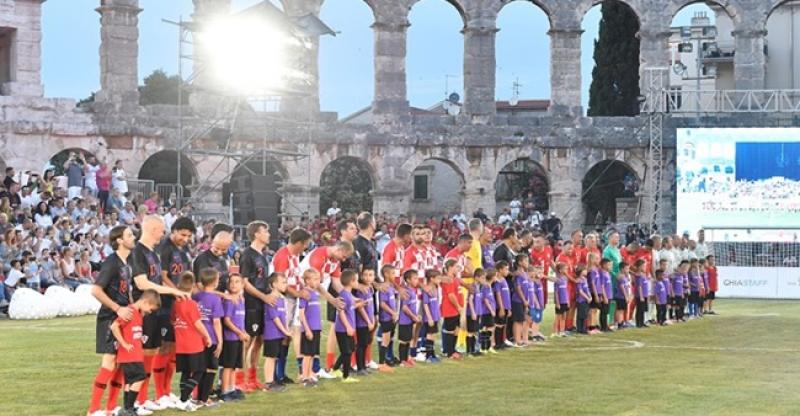 SPEKTAKL U PULSKOJ ARENI Nogomet su zaigrale Bayernove legende i legende hrvatske nogometne reprezentacije '98.
